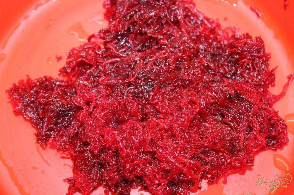 Grated beetroot to make antiparasitic syrup