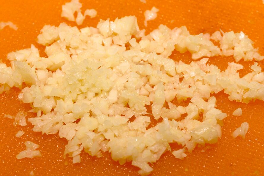 Minced garlic - the basis of an infusion that eliminates parasites