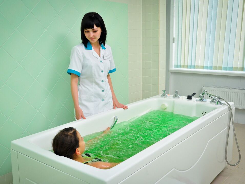 A bath with medicinal herbs will help get rid of worms. 
