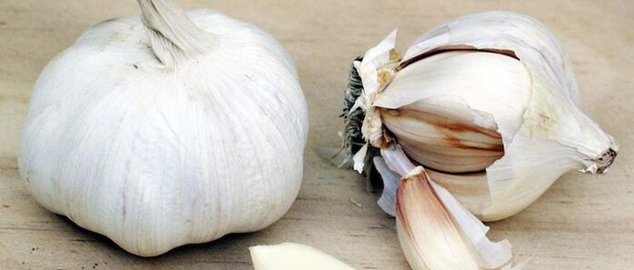 Eating garlic will help get rid of worms. 